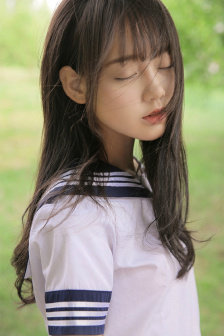 美女扒开粉嫩尿口的桶爽